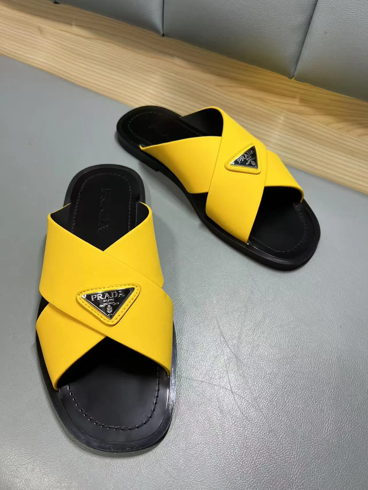 340💰PRADA Prada’s latest slippers are synchronized with the official website. This slipper is made of the brand’s unique and iconic Saffiano leather. The brand logo jumps out from the double straps, and the brand style is clearly visible. Cowhide gives men elegant charm and functional design, making it an ideal choice for vacation and leisure. Size:38-45